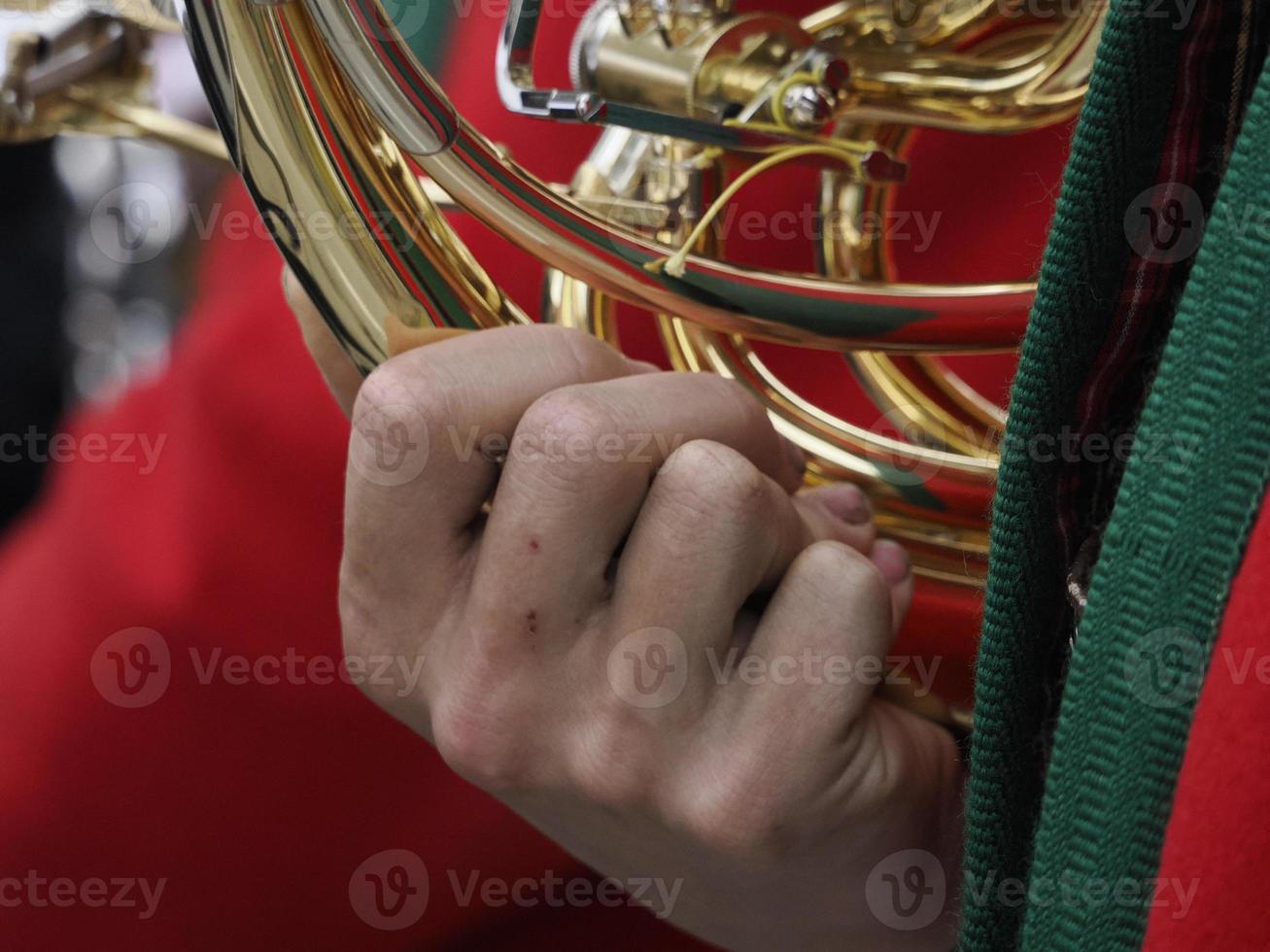 mãos tocando trompa francesa foto