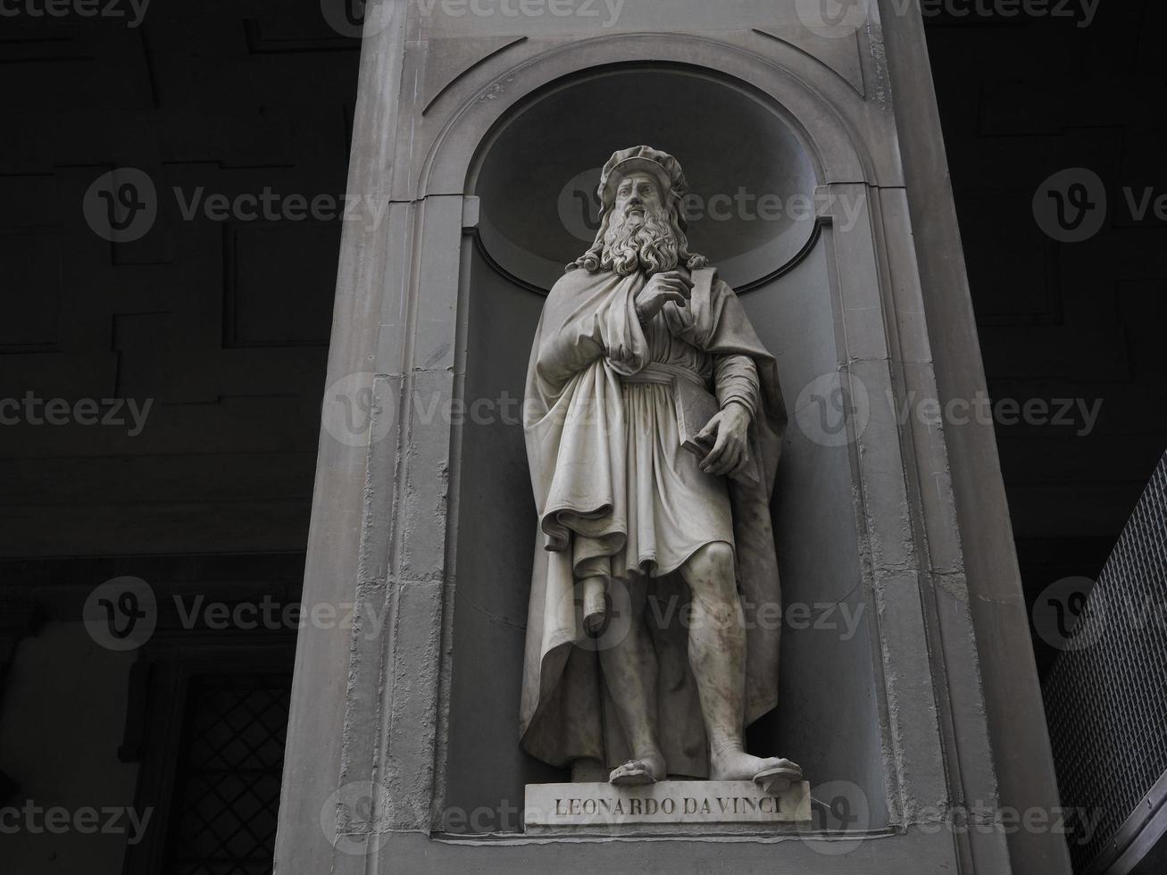 uffizi florença estátua ao ar livre famoso leonardo da vinci foto