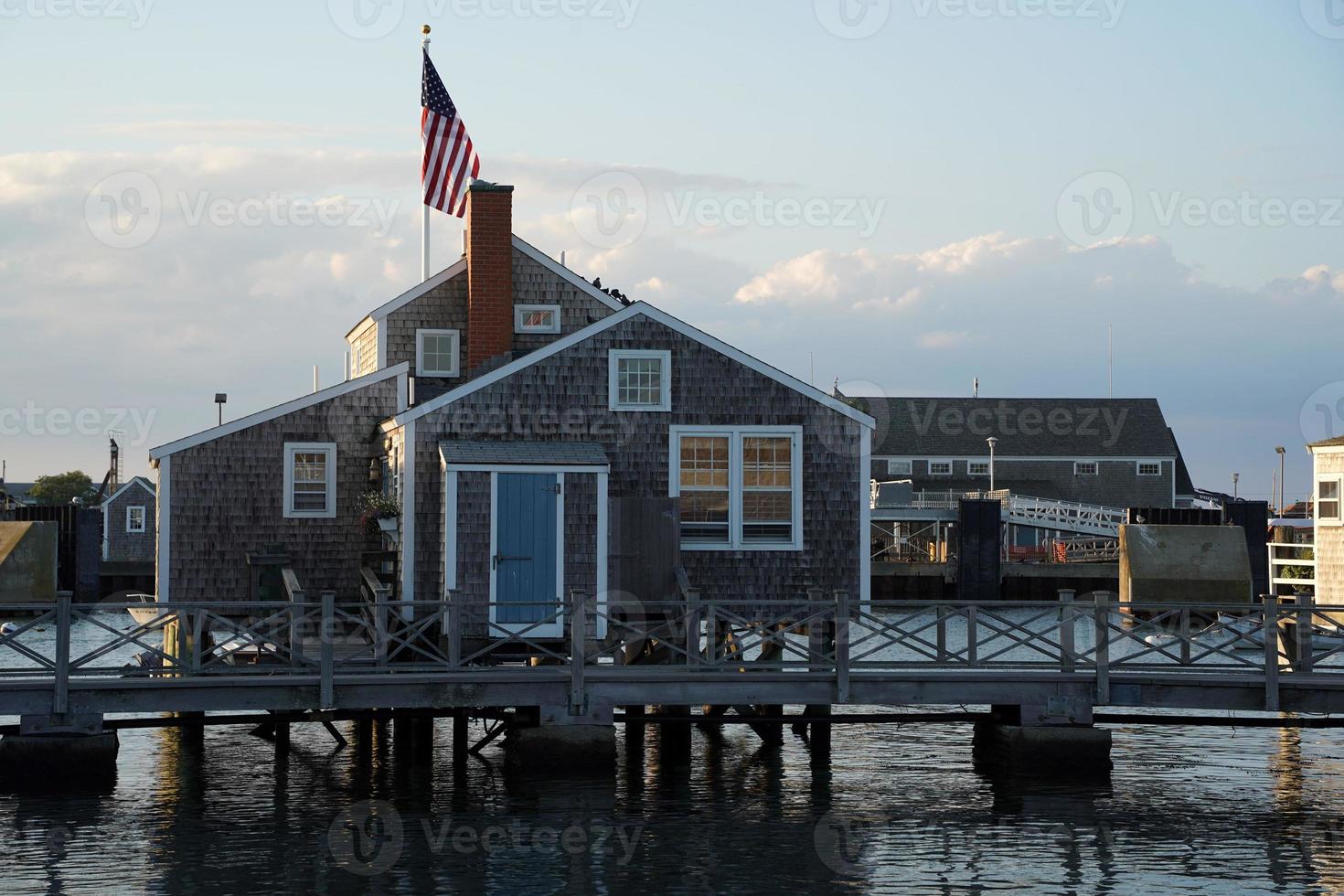 vista do porto de nantucket ao pôr do sol foto