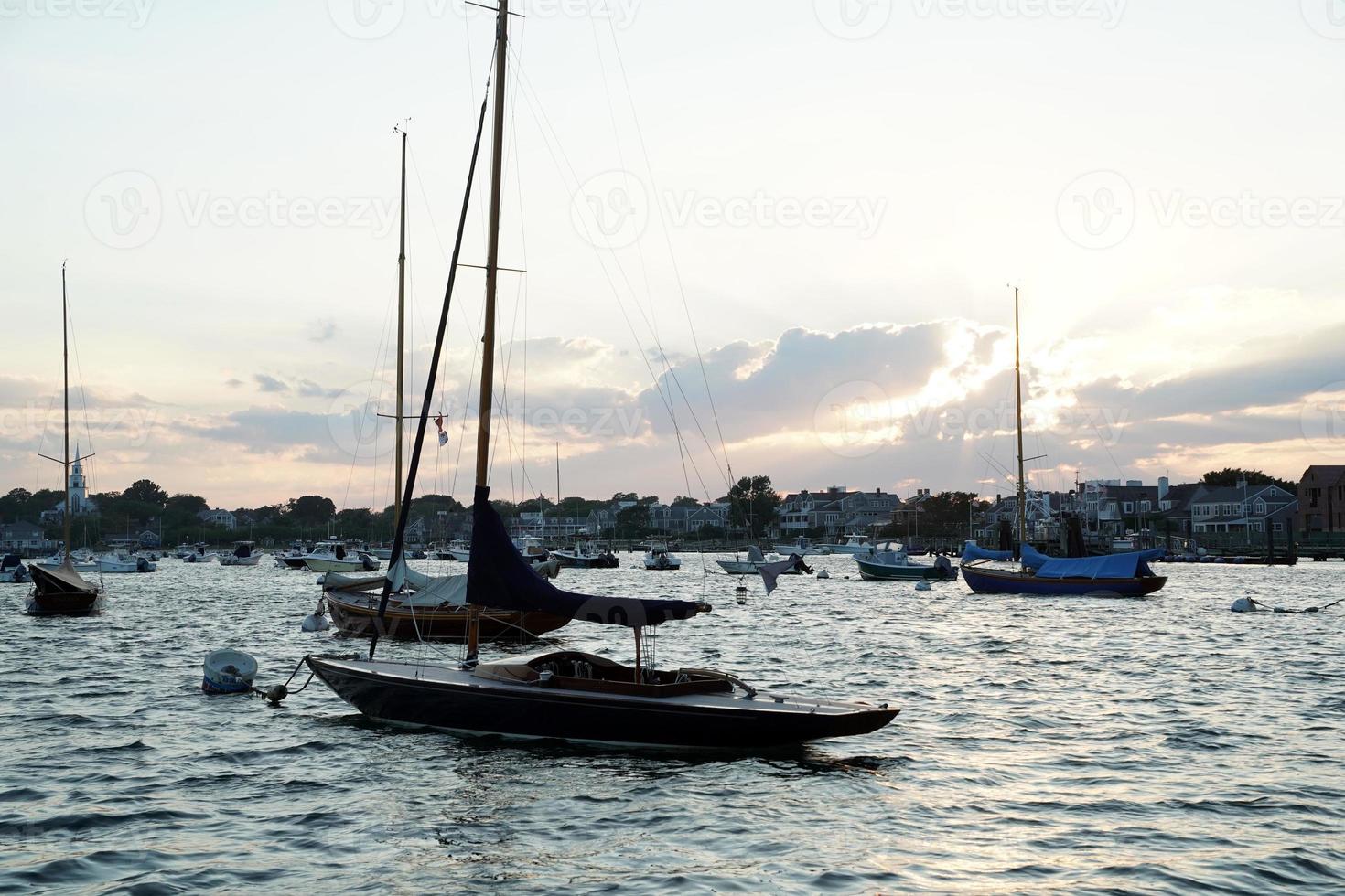 vista do porto de nantucket ao pôr do sol foto