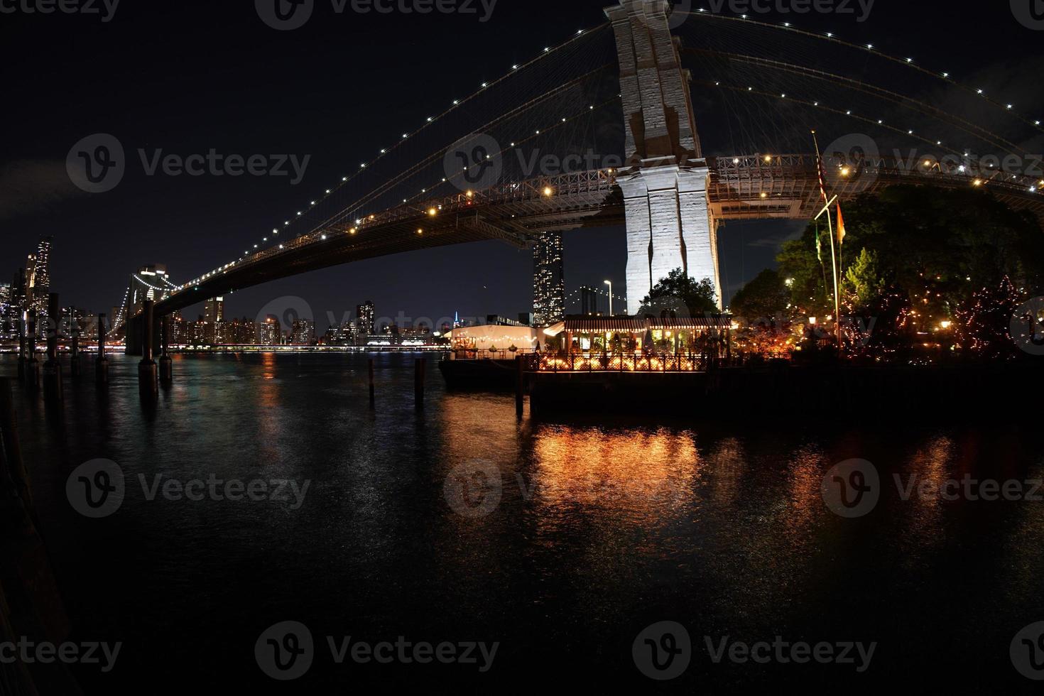 visão noturna da cidade de nova york de dumbo foto