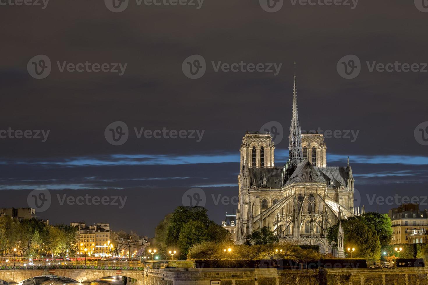 notre dame paris visão noturna foto