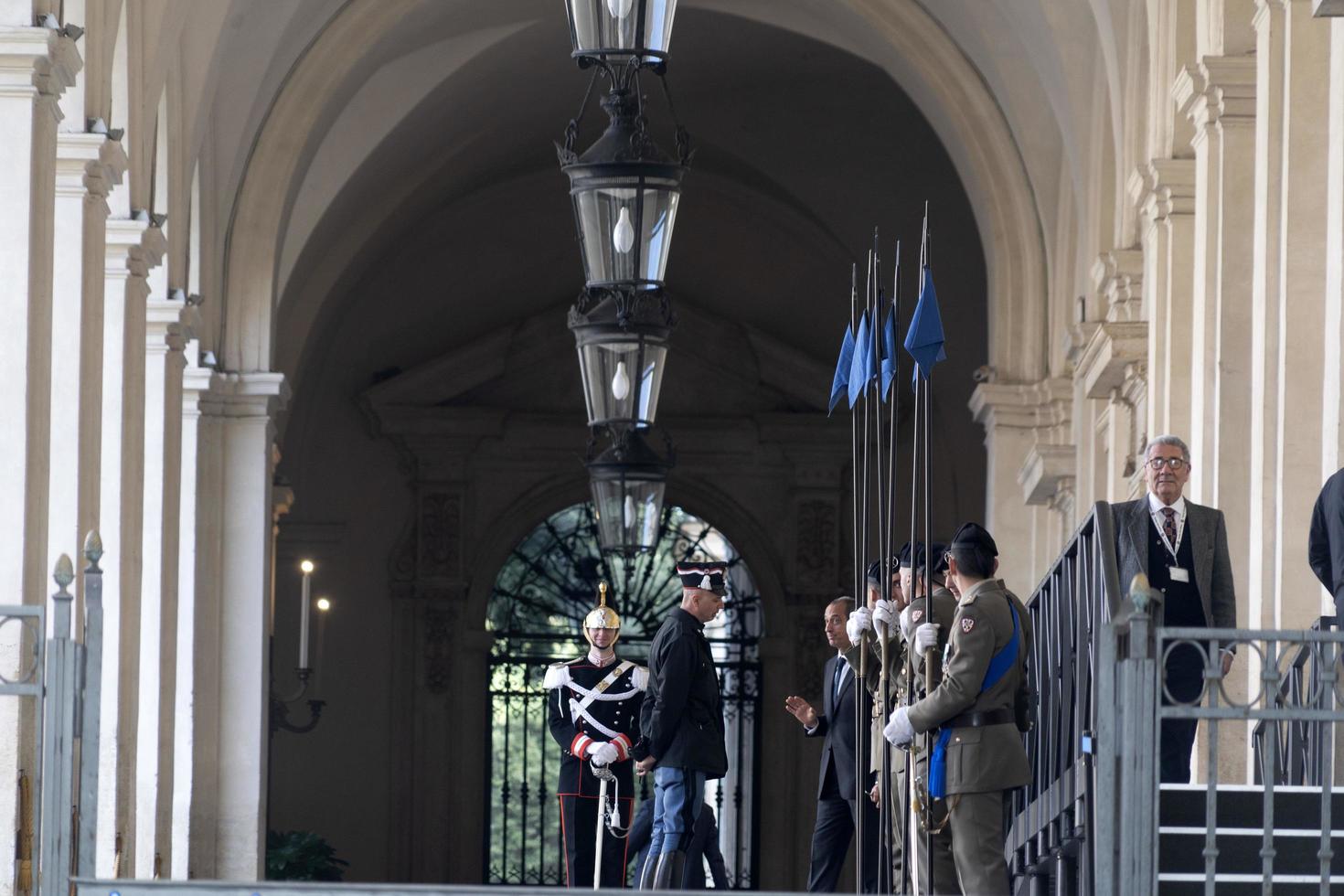 Roma, Itália. 22 de novembro de 2019 - presidente sergio mattarella chegando ao prédio quirinale foto