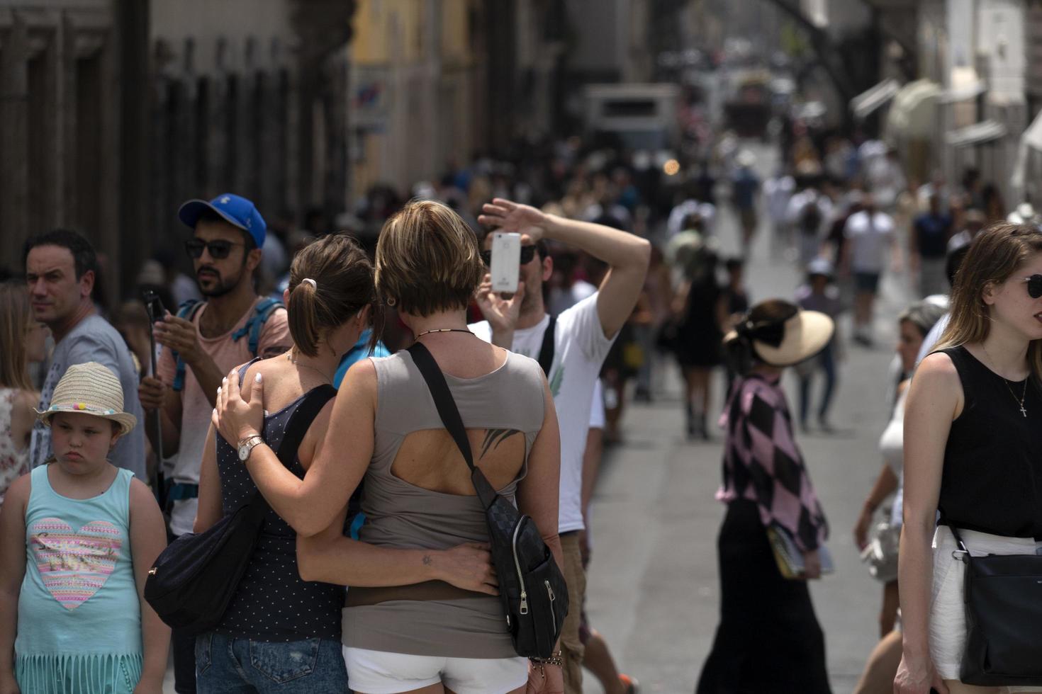 roma, itália - 15 de junho de 2019 - turista tirando selfie em trinita dei monti, espanha foto