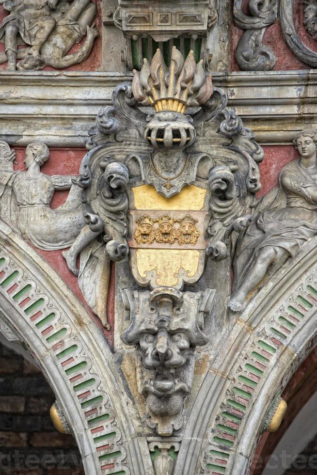 escudo da família em baixo relevo da prefeitura de bremen foto