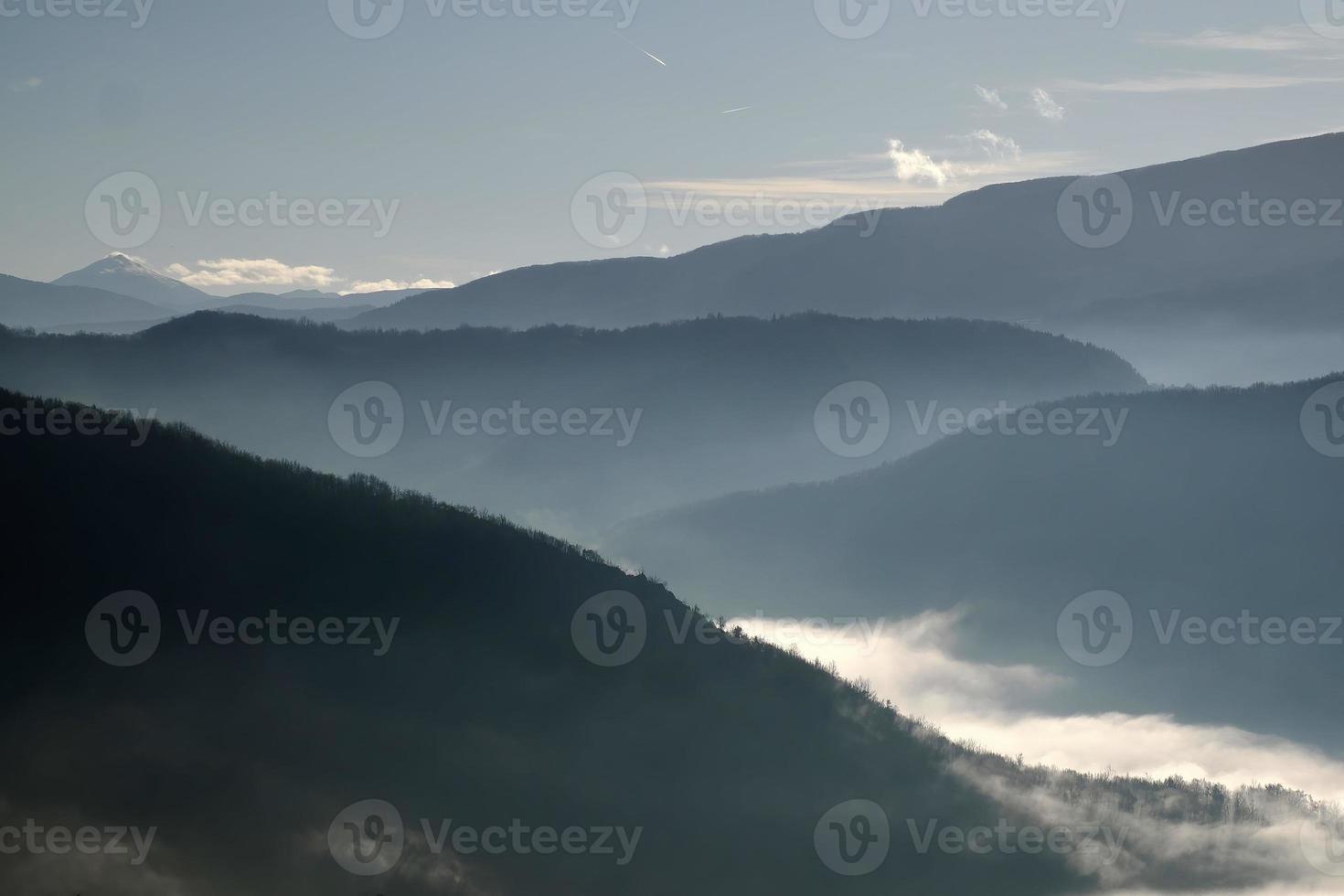 nuvens baixas como neblina no vale dos apeninos ao redor da pedra de bismantova uma formação rochosa nos apeninos toscanos-emilianos foto