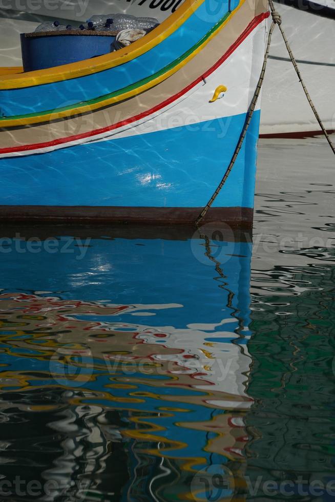 malta barco de pesca pintado colorido na vila de marsaxlokk foto