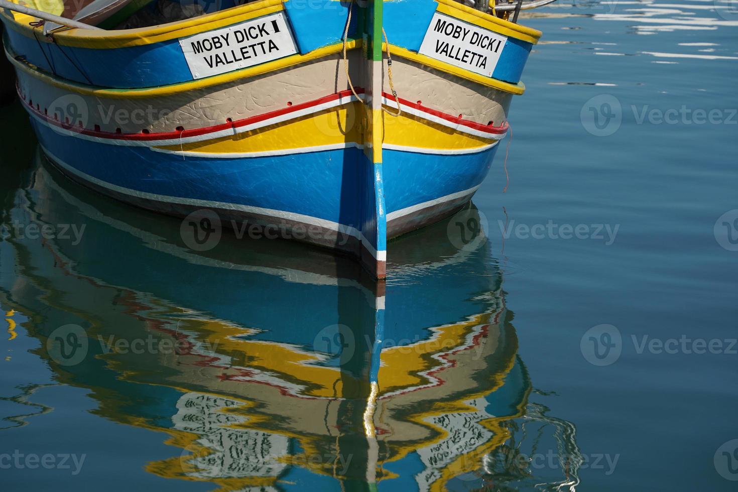 malta barco de pesca pintado colorido na vila de marsaxlokk foto