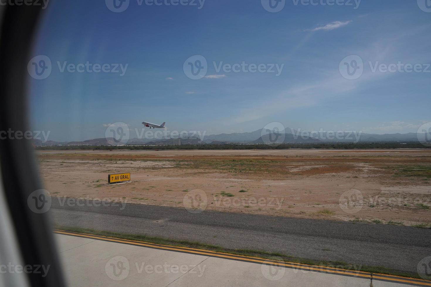 avião decolando de la paz baja california méxico foto