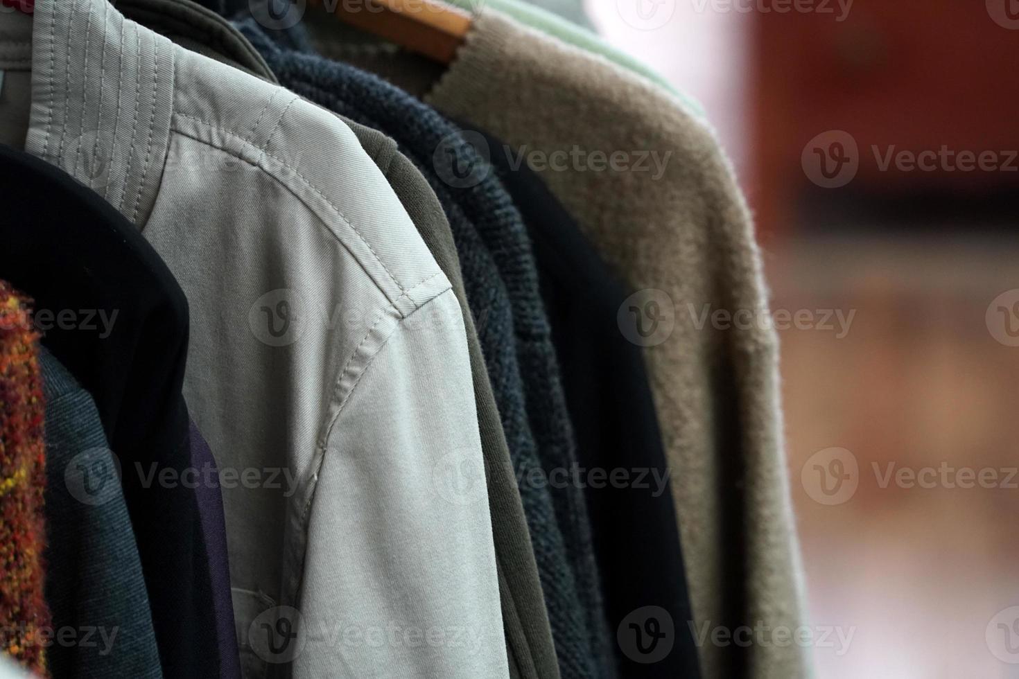 roupas usadas vintage para venda dentro de uma loja foto