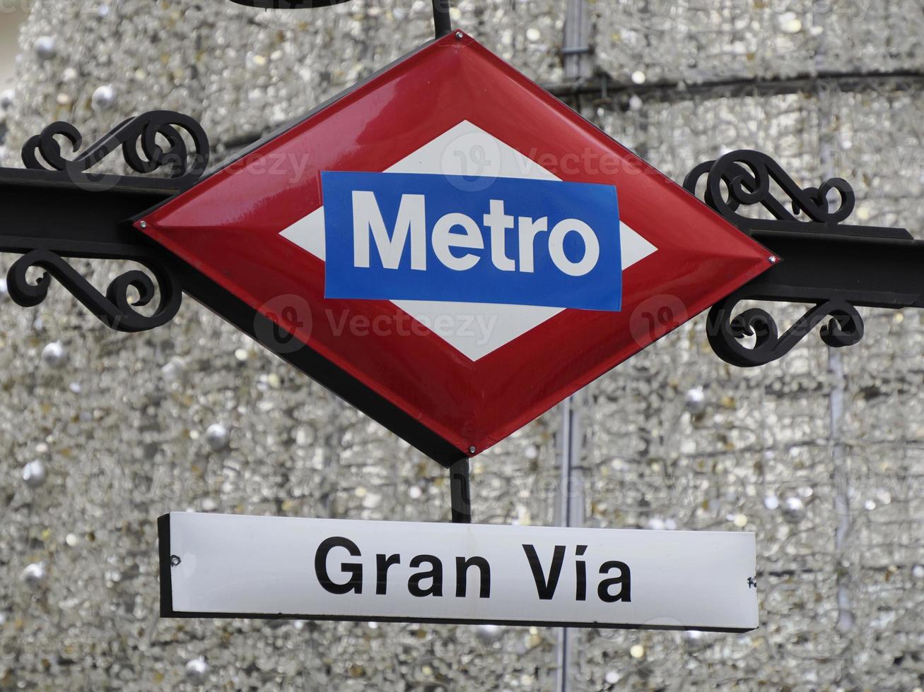 gran via placa de estação de metrô em madrid espanha foto