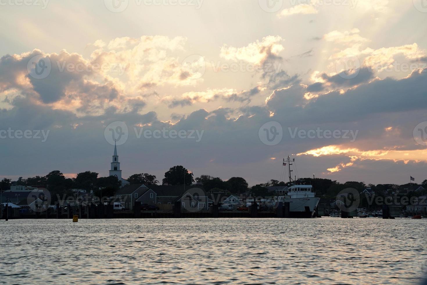 vista do porto de nantucket ao pôr do sol foto