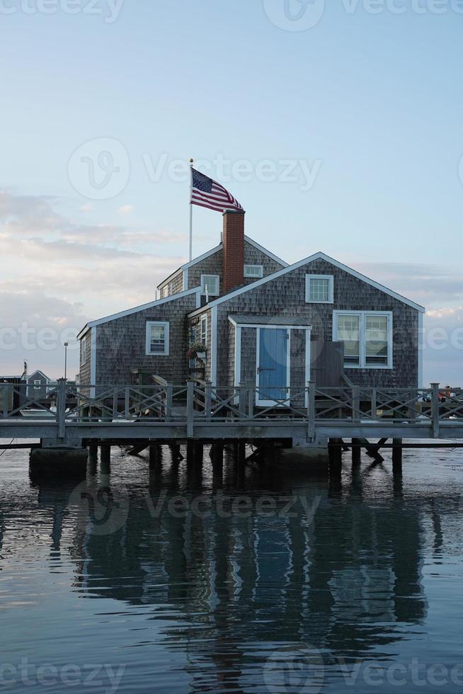 vista do porto de nantucket ao pôr do sol foto