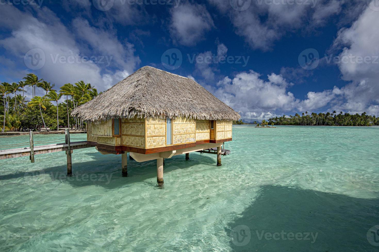 bangalô sobre a água do polynesia paradise resort foto