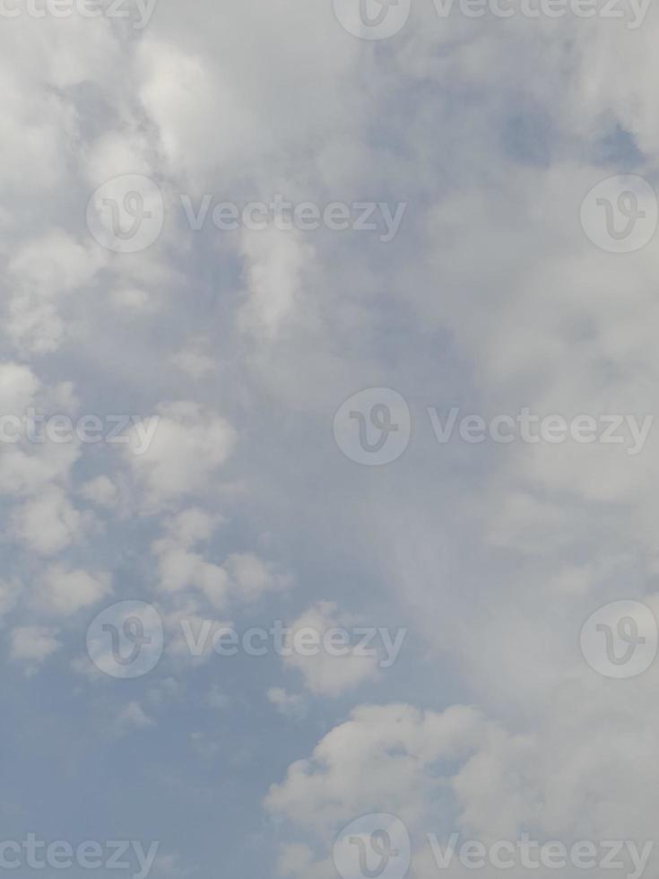 céu azul com fundo de nuvens fofas. fundo natural foto