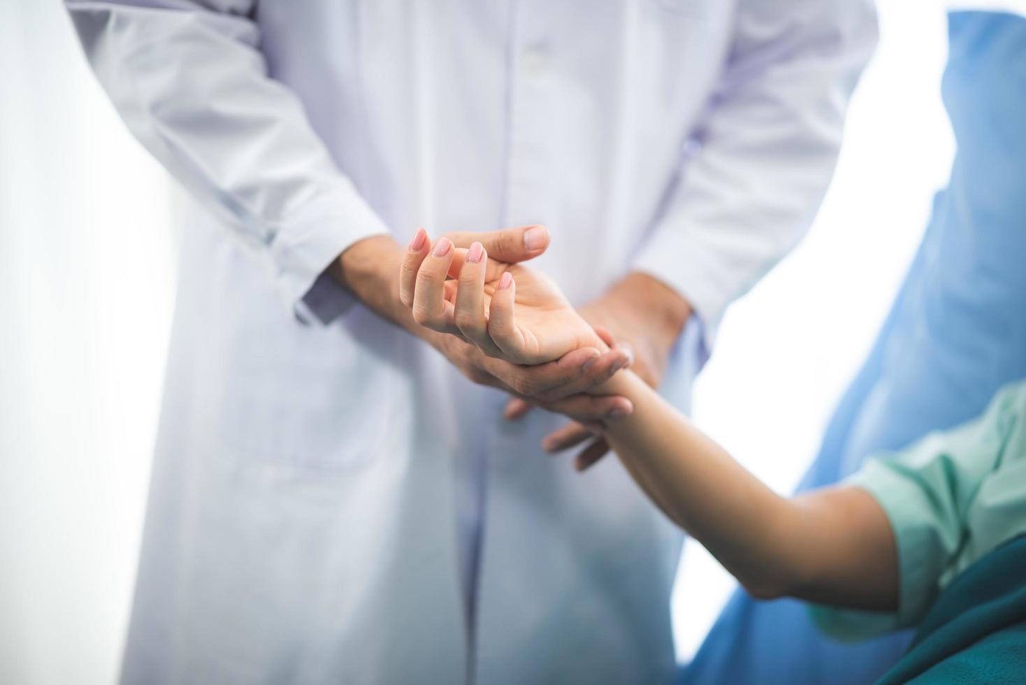 close-up do médico segurando a mão de um paciente foto