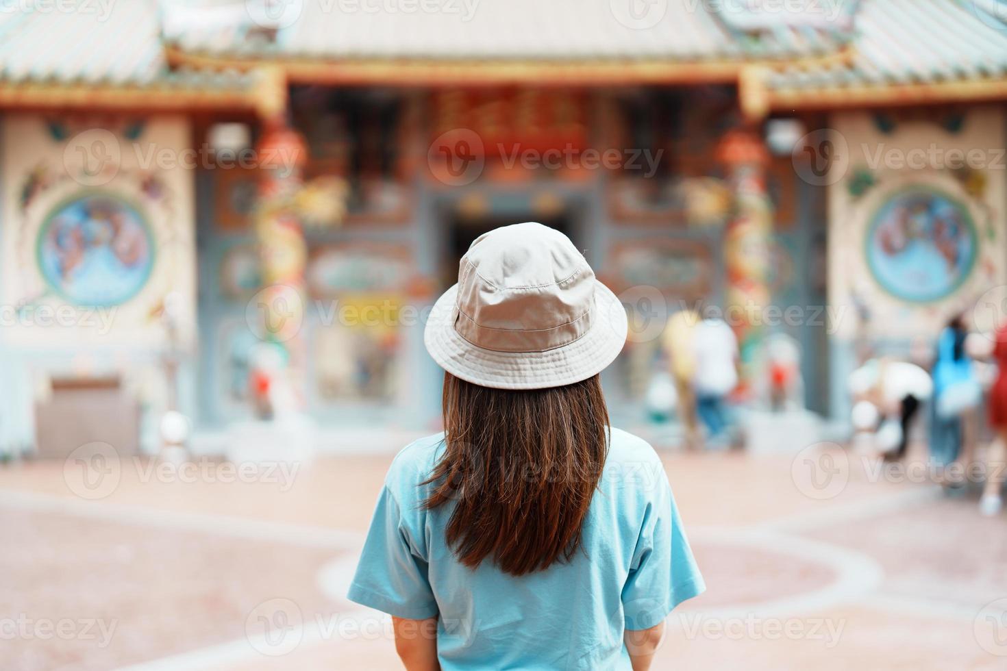mulher viajando em wat mangkorn kammalawas, leng nuei yee como templo chinês. viajante asiático visitando a estrada yaowarat ou chinatown de bangkok, marco e popular para atrações turísticas na tailândia foto