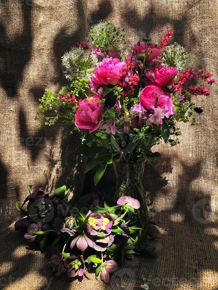 buquês românticos de flores da primavera foto