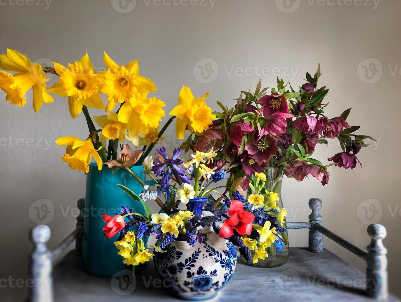 buquê romântico com narcisos, heléboro, jacintos, prímula, muscari e tulipas foto