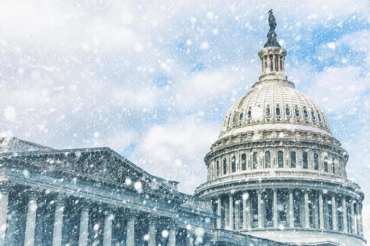 edifício do Capitólio em Washington DC durante a tempestade de neve foto