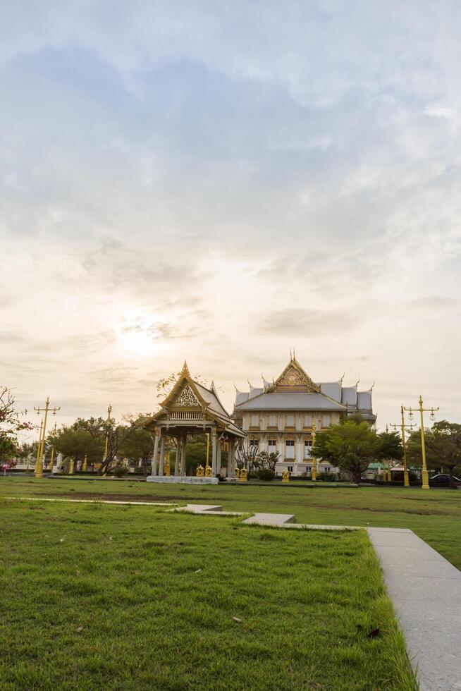 o templo wat sothon wararam worawihan na tailândia foto