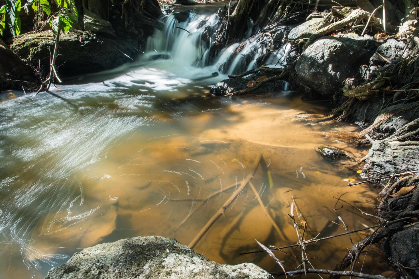 riacho na cachoeira pha kluai mai foto