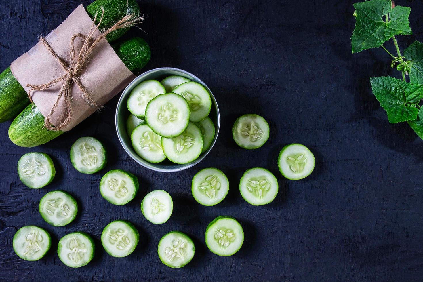 fatias de pepino em uma tigela foto