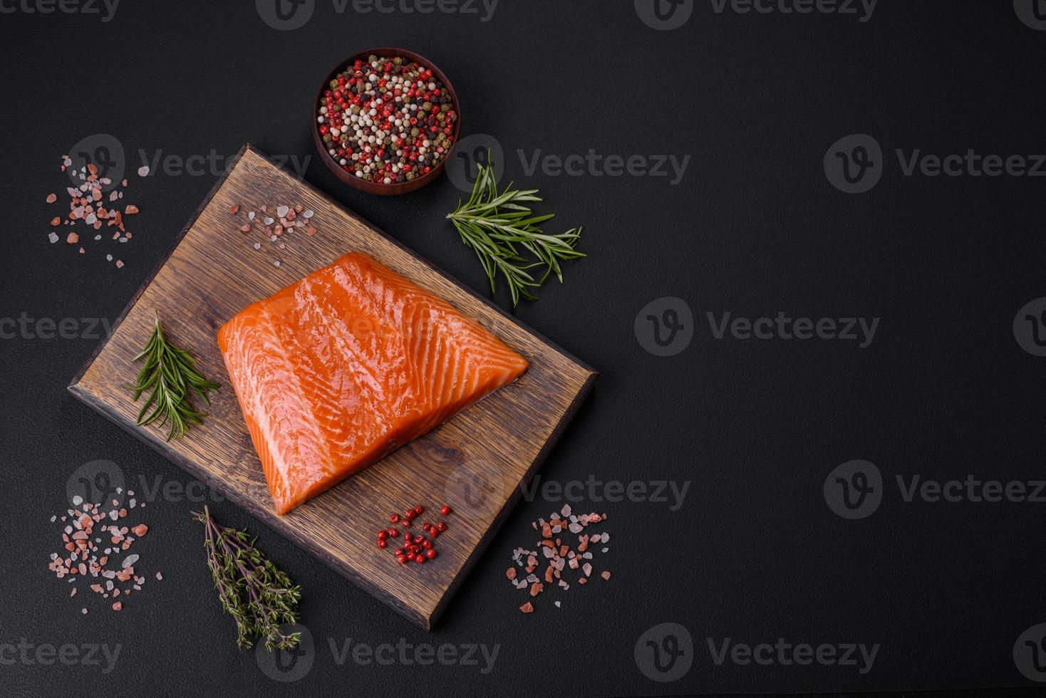 filé de peixe salmão vermelho cru com sal, especiarias e ervas foto