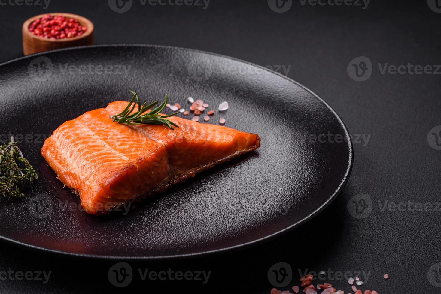 bife de peixe vermelho salmão assado delicioso com especiarias e ervas foto