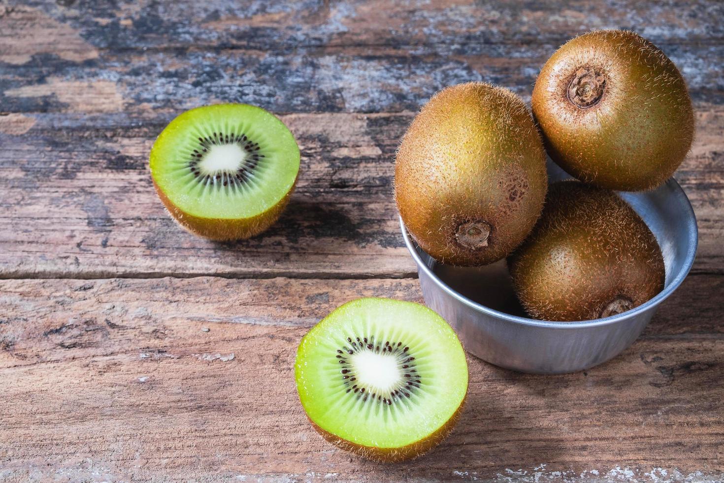 kiwi fresco em uma tigela na mesa foto