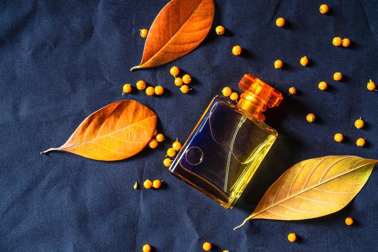 frasco de perfume dourado foto