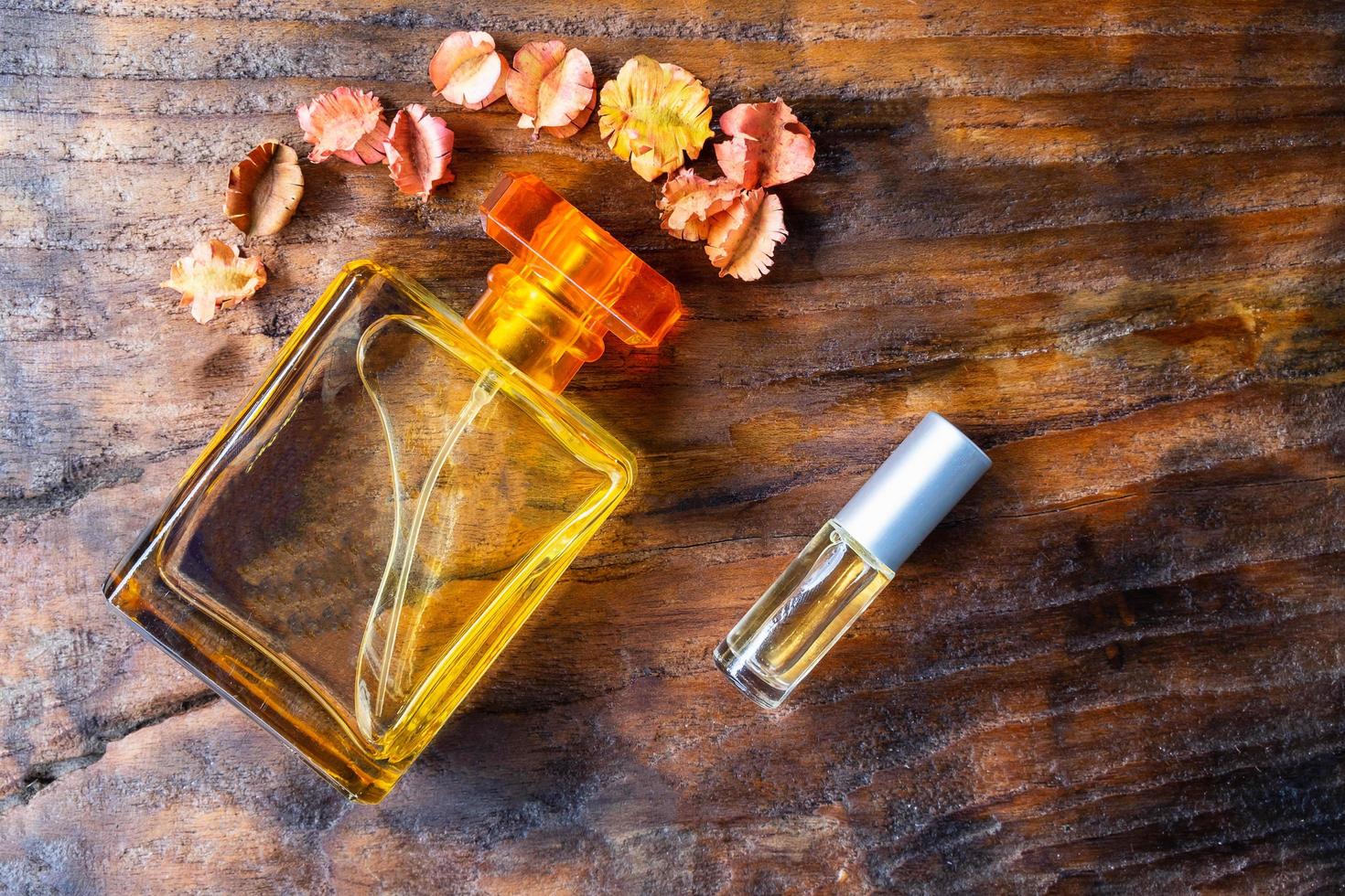 frascos de perfume com flores foto