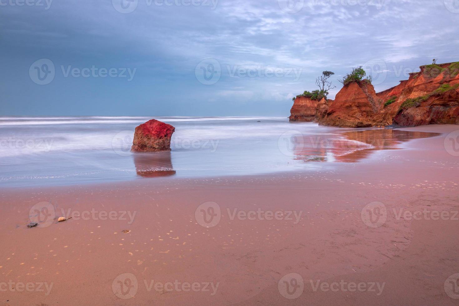 belas vistas da praia com belas areias na indonésia foto