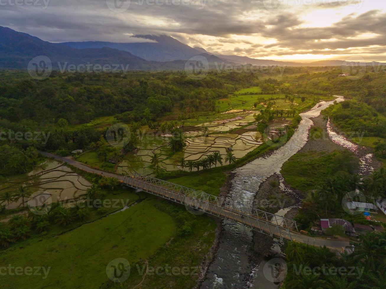 bela vista matinal indonésia panorama paisagem arrozais com cor de beleza e céu natural foto