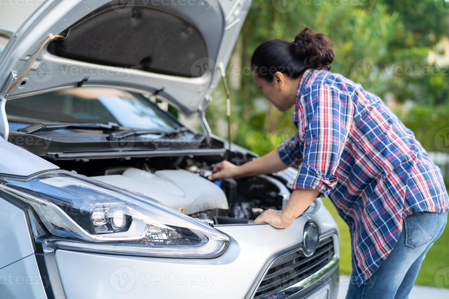 Abra o sistema do motor mecânico do capô para verificar e reparar danos ao acidente de carro. foto