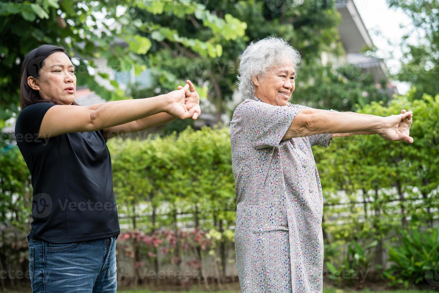 asiático sênior ou idosa senhora paciente exercício com feliz fresco desfrutar no parque, conceito médico forte saudável foto