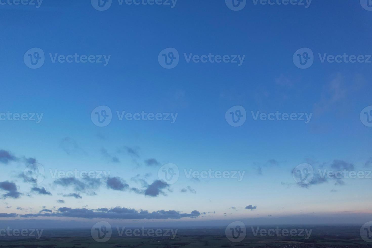 belas nuvens durante o pôr do sol sobre a cidade foto