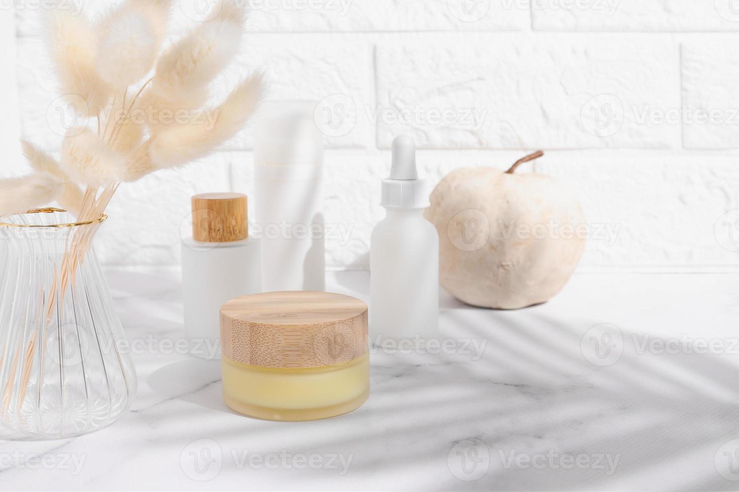 frascos de cosméticos na mesa, configuração de estilo de vida com sombras foto