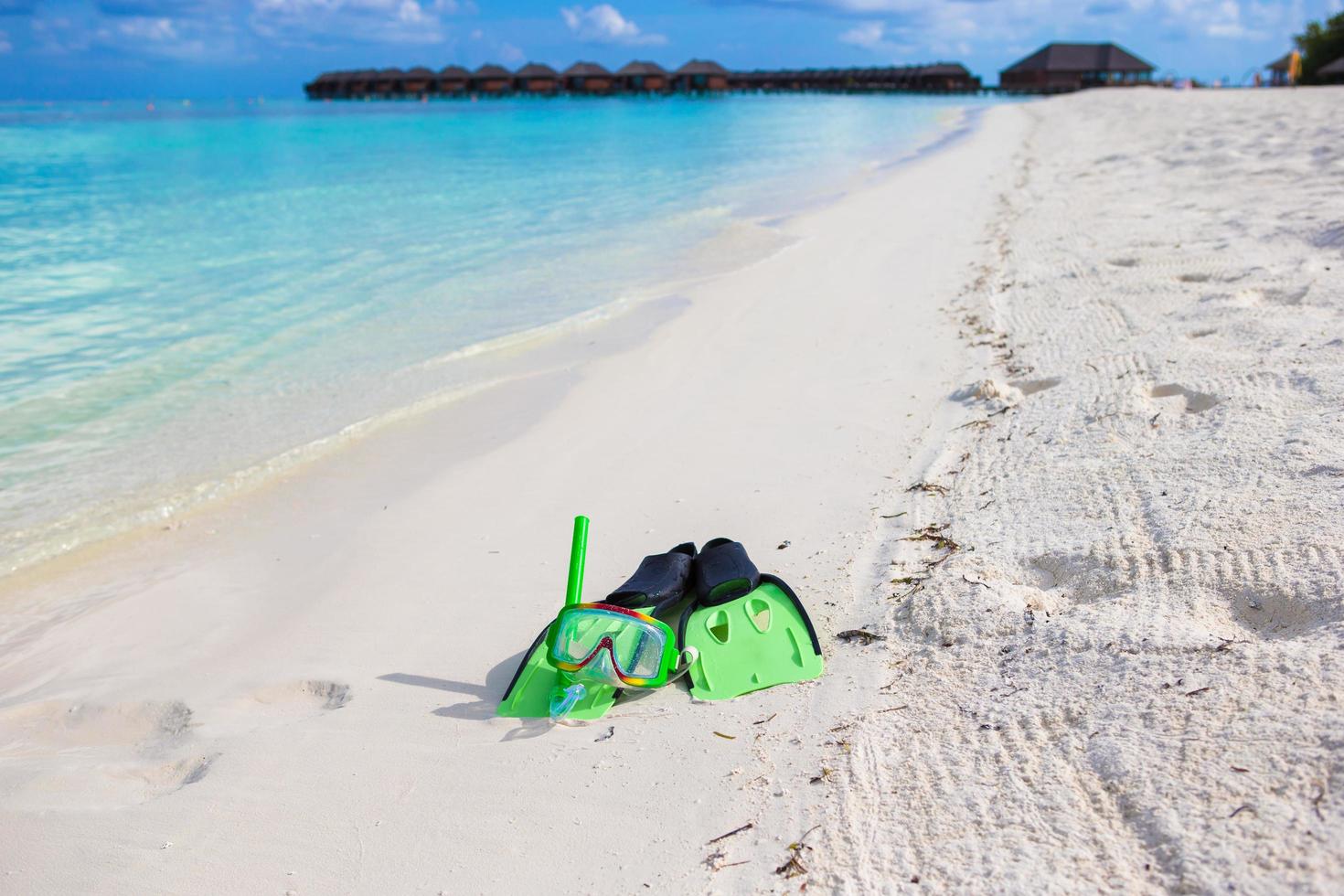 equipamento para snorkel na praia foto