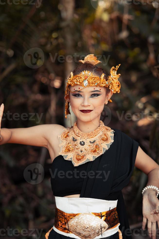 mulher balinesa usando uma coroa de ouro e colar de ouro em sua maquiagem com um rosto lindo foto