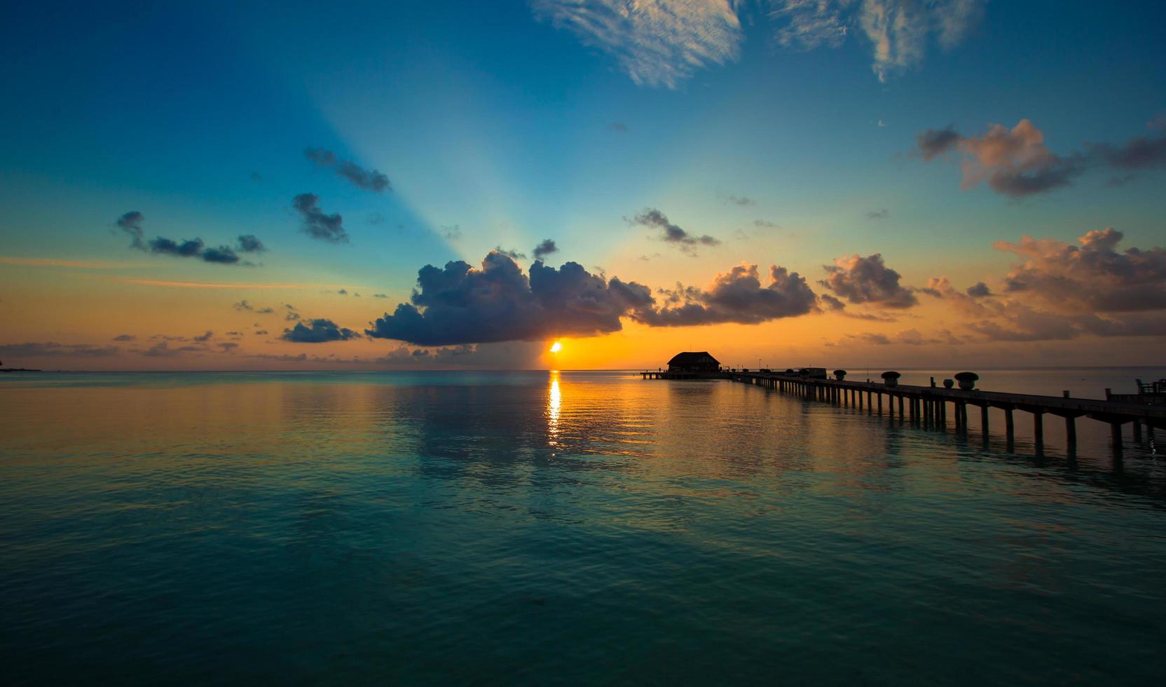 maldivas, sul da ásia, 2020 - pôr do sol colorido em uma ilha tropical foto