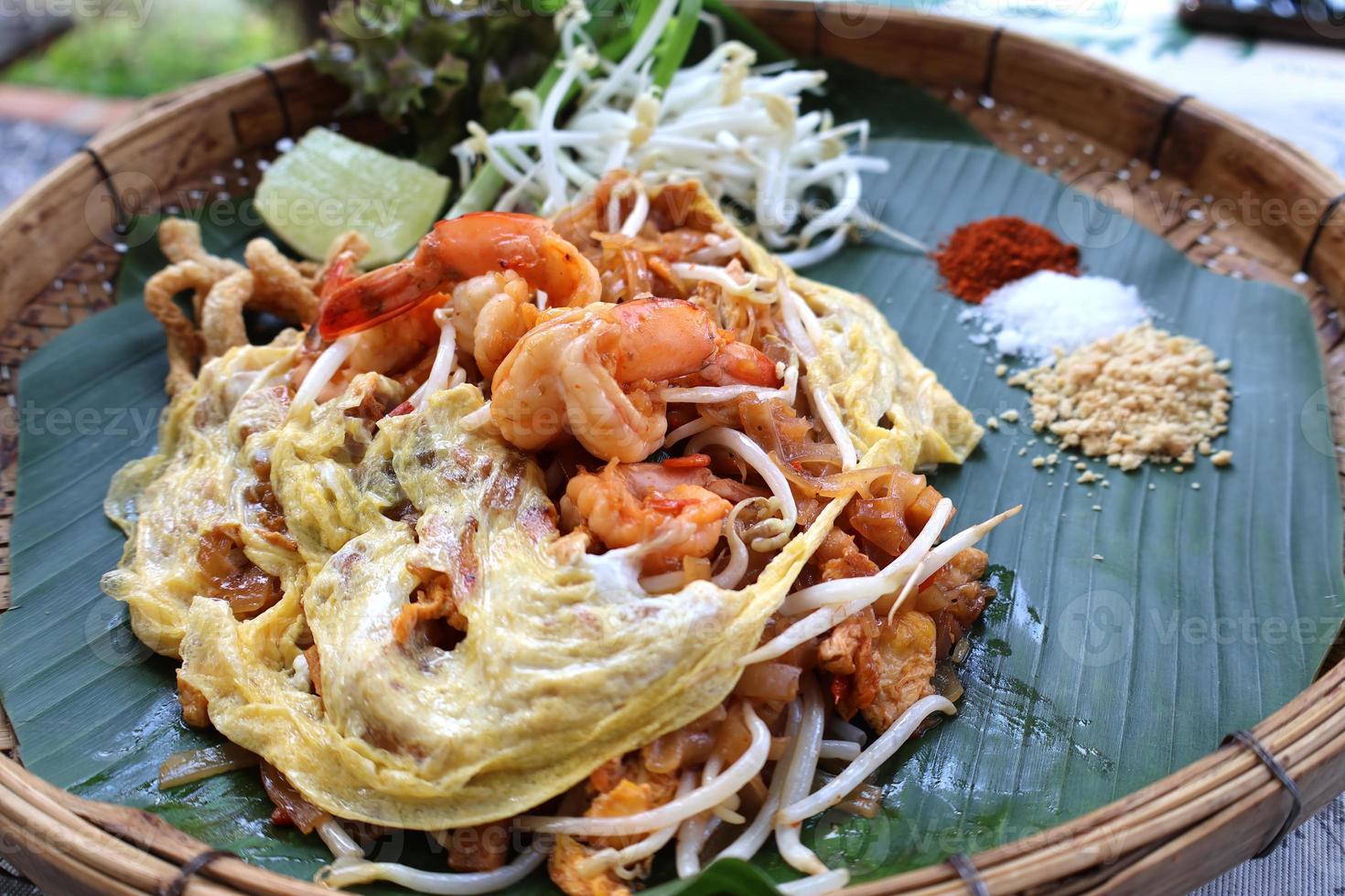 pad thai estilo original comida tailandesa com ovo de camarão broto de feijão foto