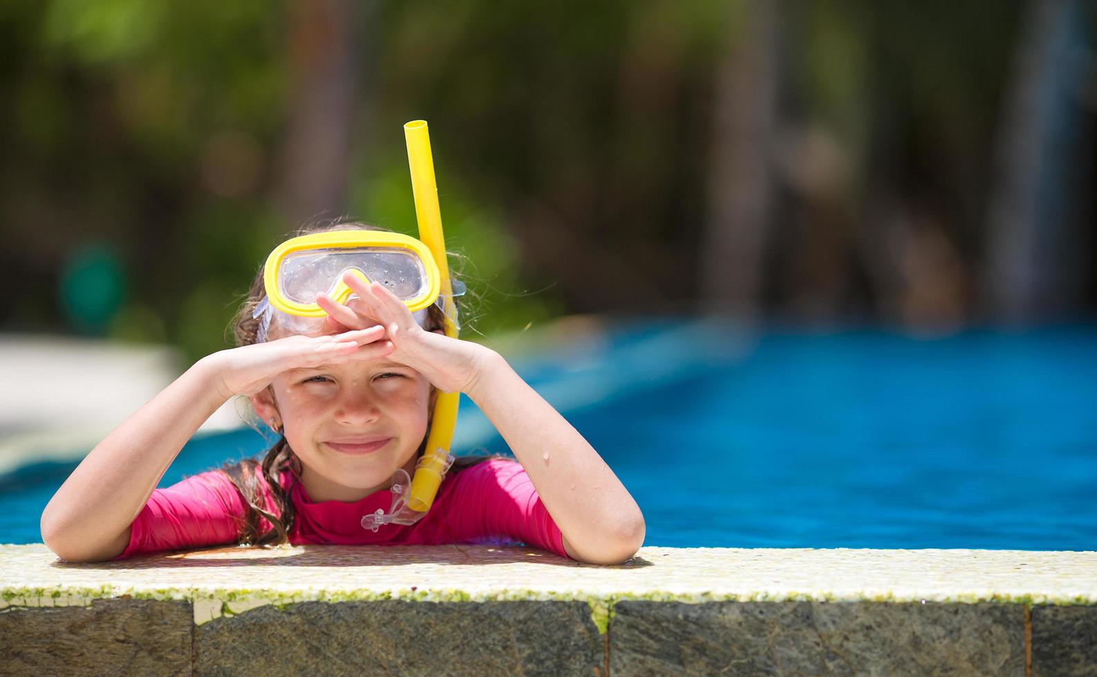 garota na piscina com equipamento de snorkel foto