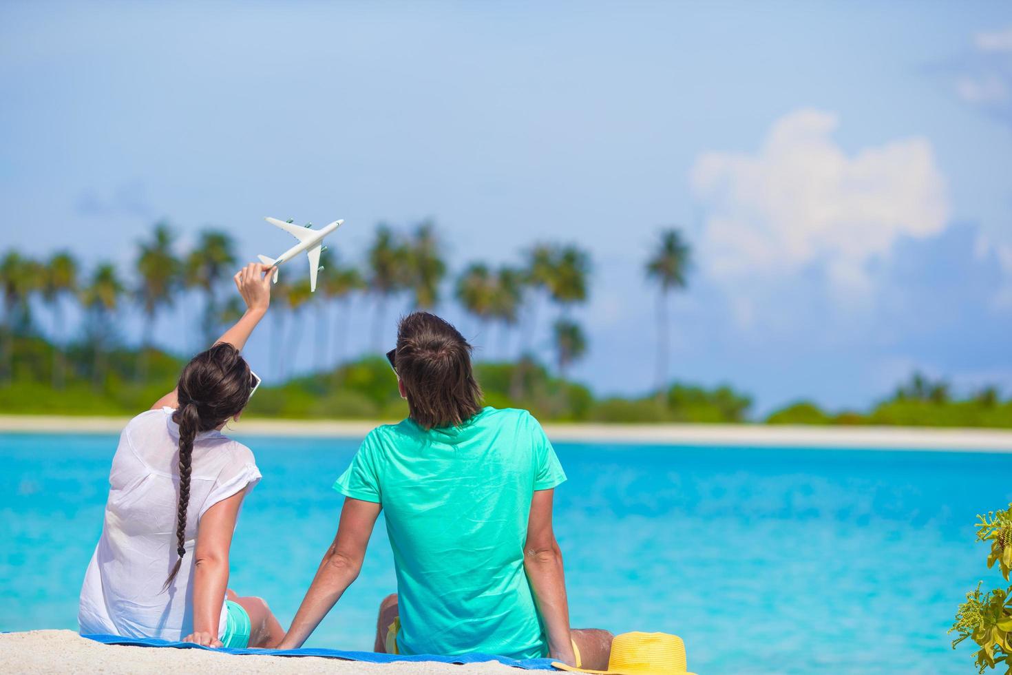 casal na praia branca foto