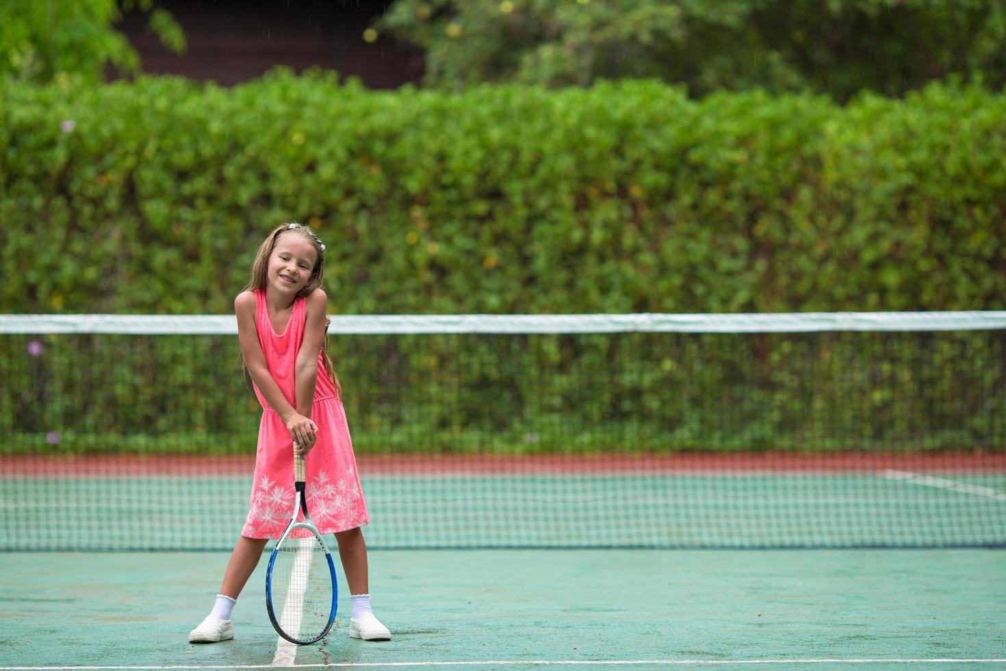 garota posando com uma raquete de tênis foto