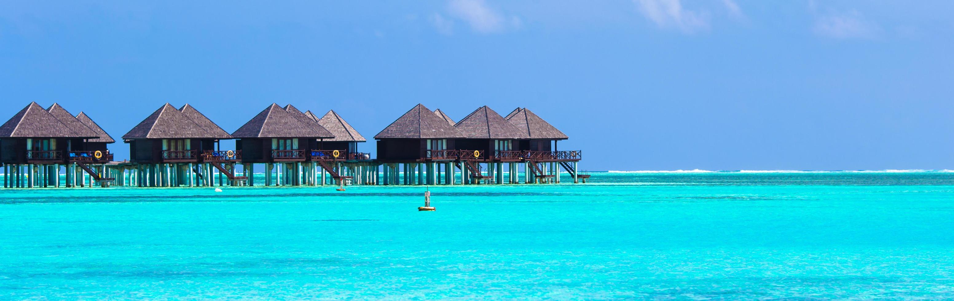 maldivas, sul da ásia, 2020 - vilas aquáticas em uma ilha tropical foto