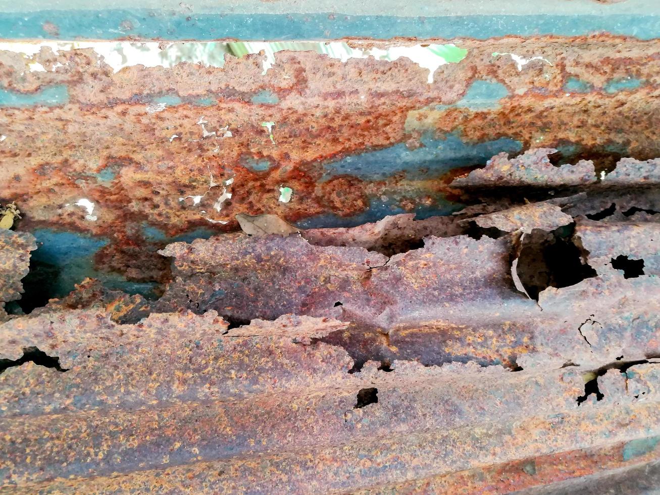 closeup e mordidas de corrosão de ferrugem em zinco. foto
