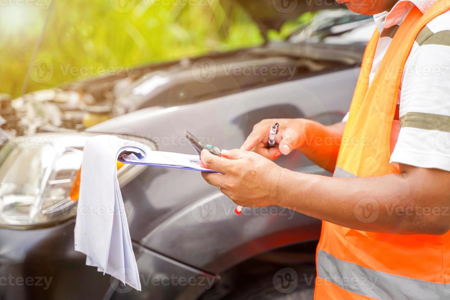 closeup e agente de seguro agrícola escrevendo na área de transferência enquanto examina o carro após a reclamação de acidente sendo avaliada e processada em reflexo solar e fundo desfocado. foto