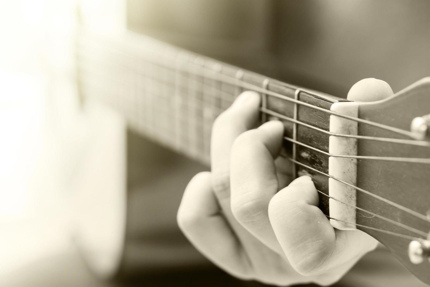 close-up de mãos tocando violão foto