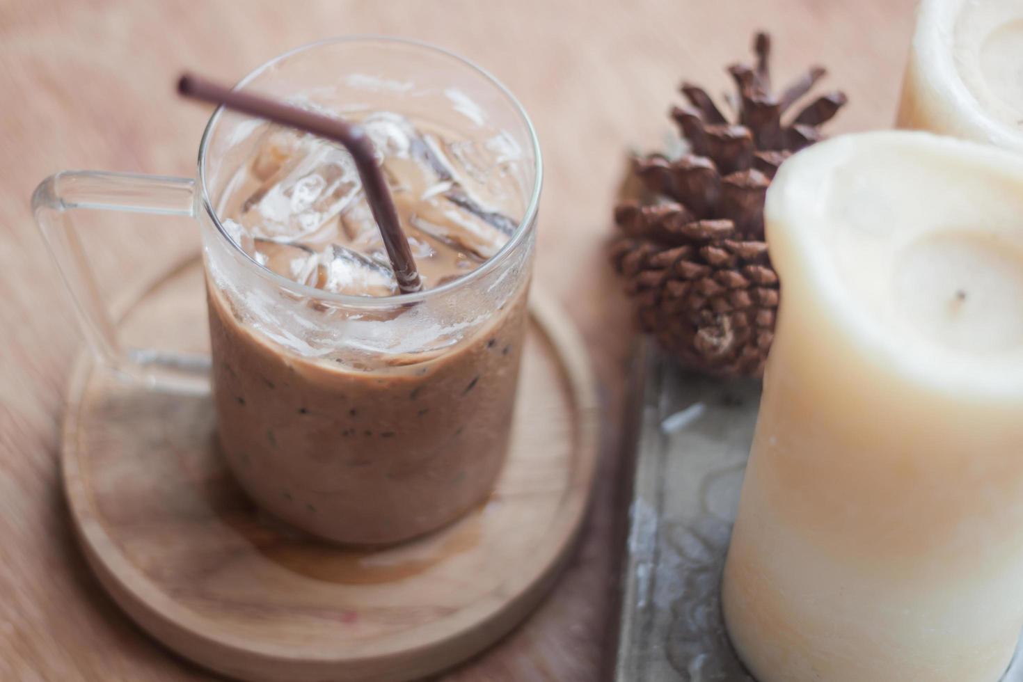 café gelado com vela e pinha foto